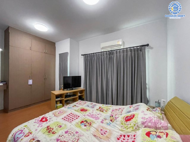 *****ทาวน์เฮ้าส์มือสองย่านนนทบุรี ม.โมดิวิลล่า บางบัวทอง เนื้อที่ 23.8 ตร.ว. ฟังก์ชัน 3 ห้องนอน 2 ห้องน้ำ 2 ที่จอดรถ แถมฟรี! 2 เครื่องปรับอากาศ 1 เครื่องทำน้ำอุ่น 1 เครื่องดูดควัน พร้อมอยู่ บนทำเลติดถนนกาญจนาฯ ใกล้เซ็นทรัลเวสต์เกต และรถไฟฟ้าสายสีม่วง "สถานีคลองบางไผ่"